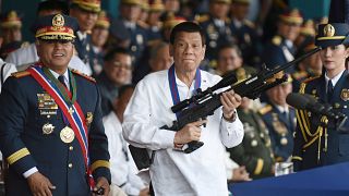 رئیس جمهوری فیلیپین مدیران گمرک را بدلیل ورود محموله یک تن شیشه اخراج کرد