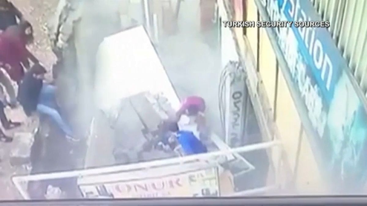شاهد: كاميرات المراقبة ترصد لحظة إبتلاع الأرض لسيدتين في تركيا