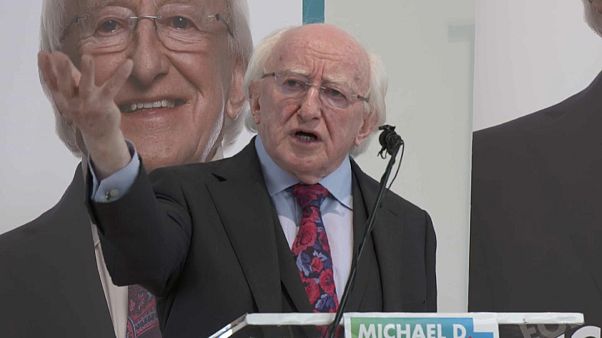 Dichter Higgins (77) will irischer Präsident bleiben Dichter Higgins (77) will irischer Präsident bleiben