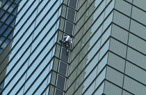 "Spiderman" escalou a torre Heron, em Londres