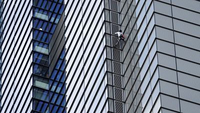 Freeclimber Alain Robert steigt am Heron Tower hinauf