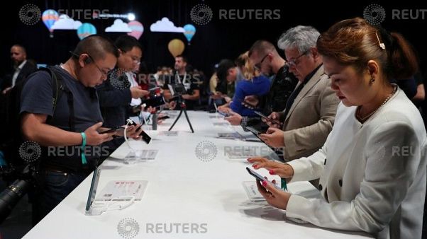 بكين لـ ترامب: إن كنت تخشى التنصت فعليك بـ "الموبايل" الصيني! بكين لـ ترامب: إن كنت تخشى التنصت فعليك بـ "الموبايل" الصيني!