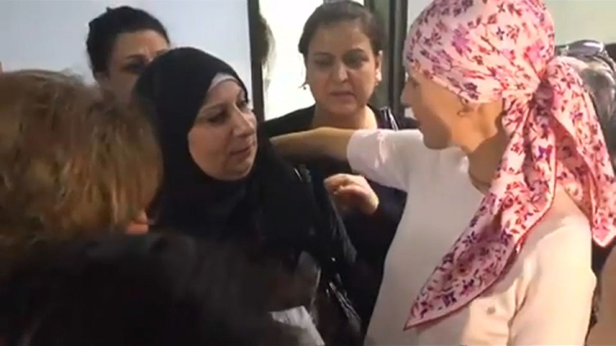 Selbst erkrankte Asma Assad (43) besucht Krebszentrum