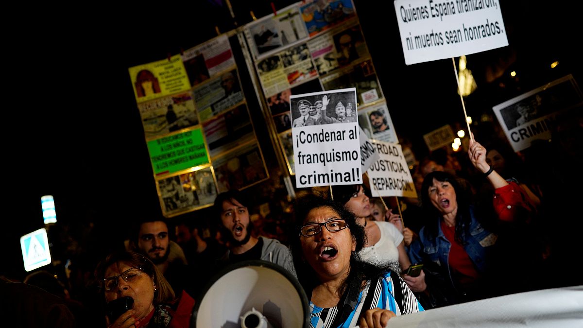 Protestas en Madrid contra el entierro del dictador Franco en la Almudena
