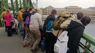 Sokan kíváncsiak a Ferenc József híd Dunában látható roncsaira 