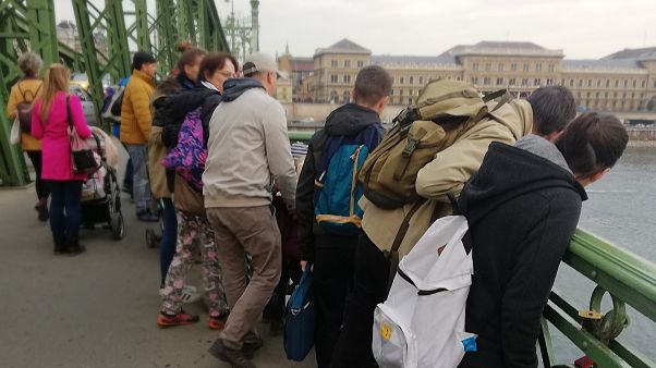 Sokan kíváncsiak a Ferenc József híd Dunában látható roncsaira Sokan kíváncsiak a Ferenc József híd Dunában látható roncsaira