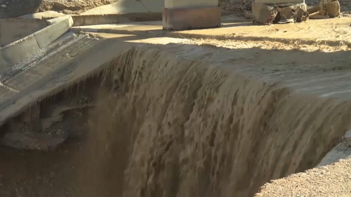 آثار الكارثة التي تسببت فيها سيول في منطقة البحر الأحمر في الأردن