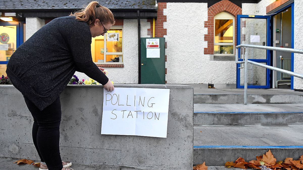 الإيرلنديون يصوتون لاختيار رئيس للبلاد ولإبقاء أو إلغاء "التجديف" من الدستور