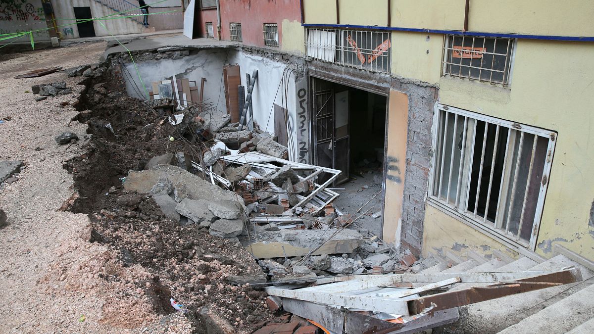 VİDEO | Çöken kaldırımın altında kalan iki kadın ölümden döndü 