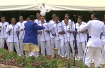 [Vídeo] Un baile para "repeler mosquitos" causa carcajadas en Enrique y Meghan Markle