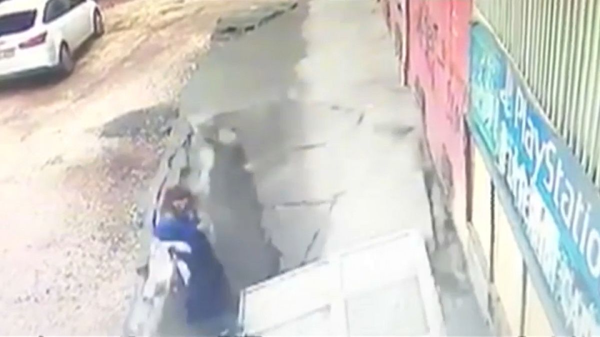 Plötzlich bricht der Bürgersteig ein: 2 Frauen von der Erde verschluckt (VIDEO)