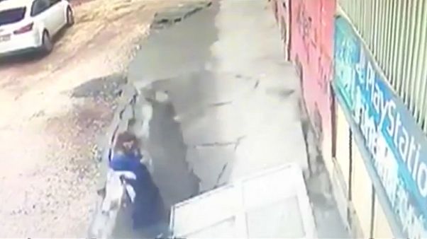 Plötzlich bricht der Bürgersteig ein: 2 Frauen von der Erde verschluckt (VIDEO) Plötzlich bricht der Bürgersteig ein: 2 Frauen von der Erde verschluckt (VIDEO)