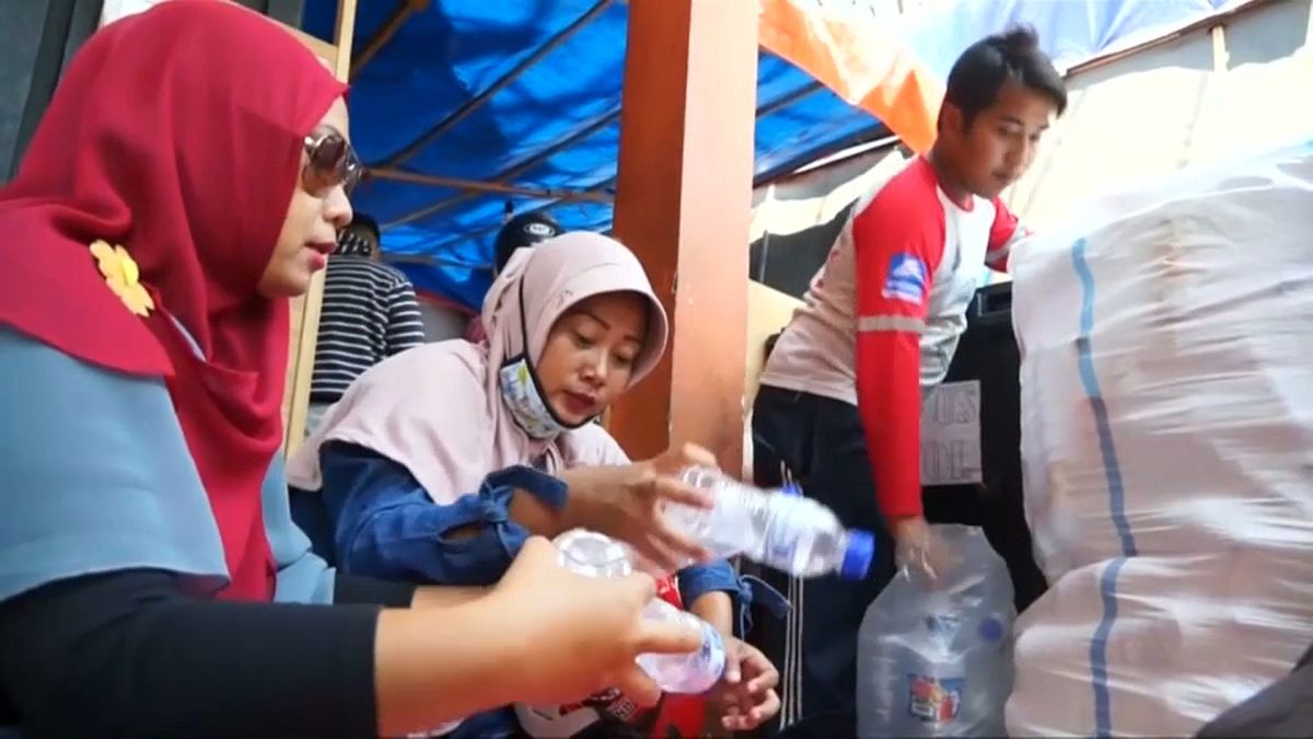 Endonezya'da plastik atık getirene ücretsiz otobüs bileti