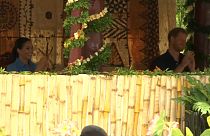 Prens Harry ve Meghan çifti Tonga'da 'sivrisinek karşıtı' şarkıyla karşılandı