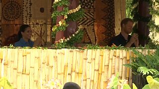 شاهد: ضحكات الأمير هاري وزوجته أثناء "أغنية الناموس" في تونغا