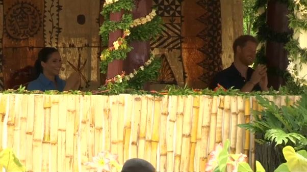Le royal fou rire aux Tonga de Harry et Meghan Le royal fou rire aux Tonga de Harry et Meghan