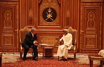 نتنياهو "يصنع التاريخ" ويزور سلطنة عمان سراً ويلتقي السلطان قابوس