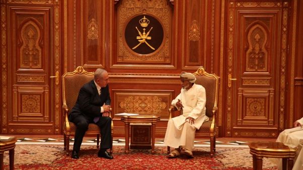 نتنياهو "يصنع التاريخ" ويزور سلطنة عمان سراً ويلتقي السلطان قابوس نتنياهو "يصنع التاريخ" ويزور سلطنة عمان سراً ويلتقي السلطان قابوس