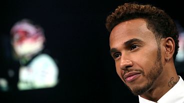 Lewis Hamilton tem uma mão no "penta"