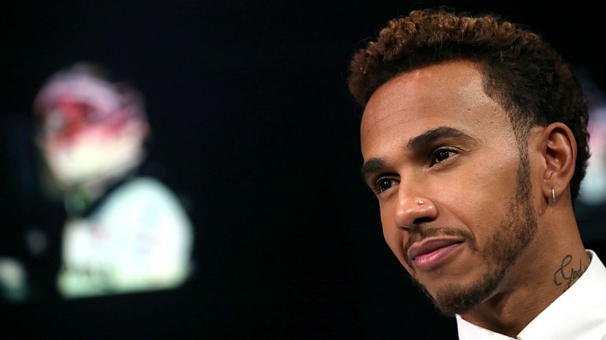 Lewis Hamilton tem uma mão no "penta"