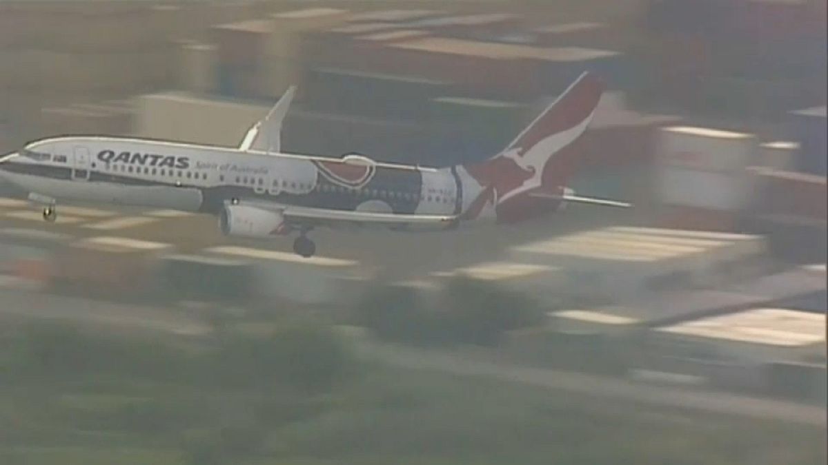 شاهد: محاولة هبوط فاشلة للطائرة التي كانت تقل الأمير هاري وميغان في مطار أستراليا