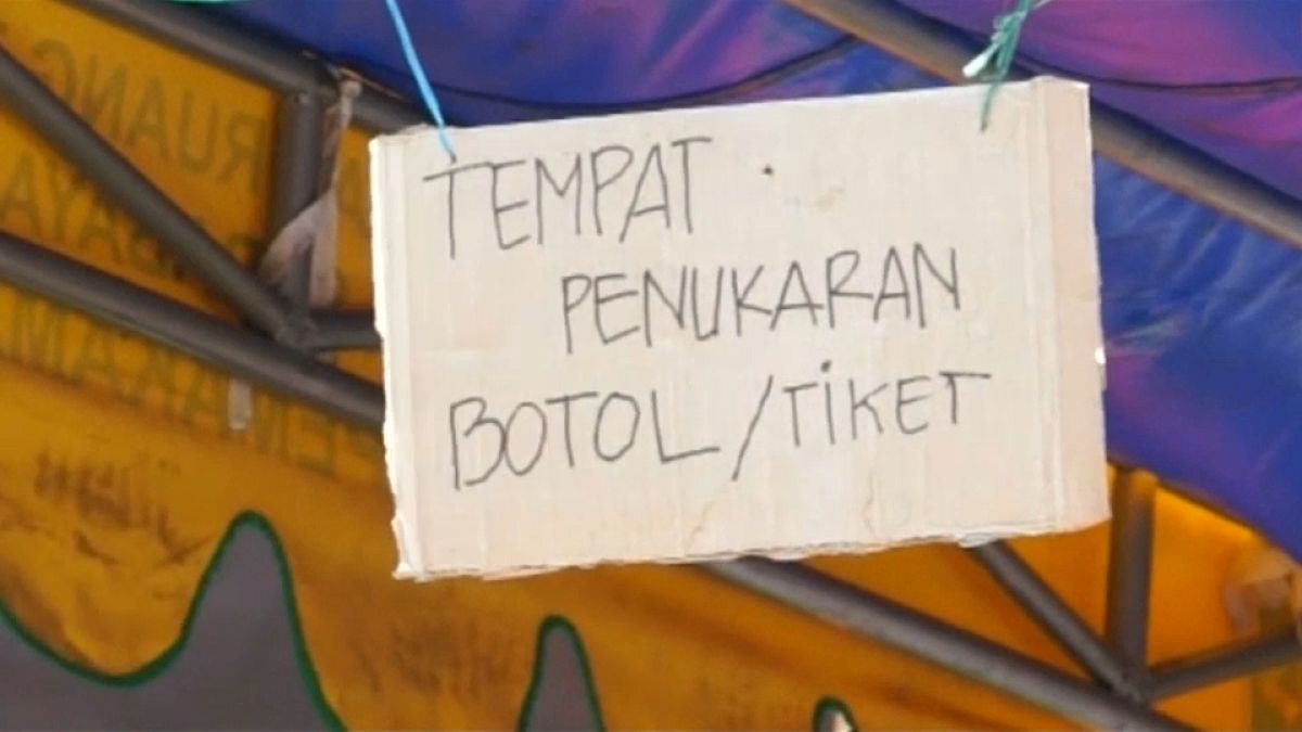 إندونيسيا.. المال ليس ضروريا لشراء تذكرة الحافلات قارورة بلاستيكية تكفيك