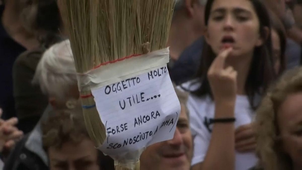 Rome residents protest over Italian capital’s decay