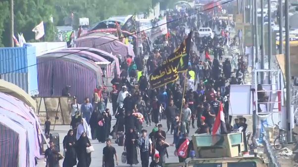 العراقيون الشيعة يسيرون نحو كربلاء لتأدية مراسم أربعينية الحسين العراقيون الشيعة يسيرون نحو كربلاء لتأدية مراسم أربعينية الحسين