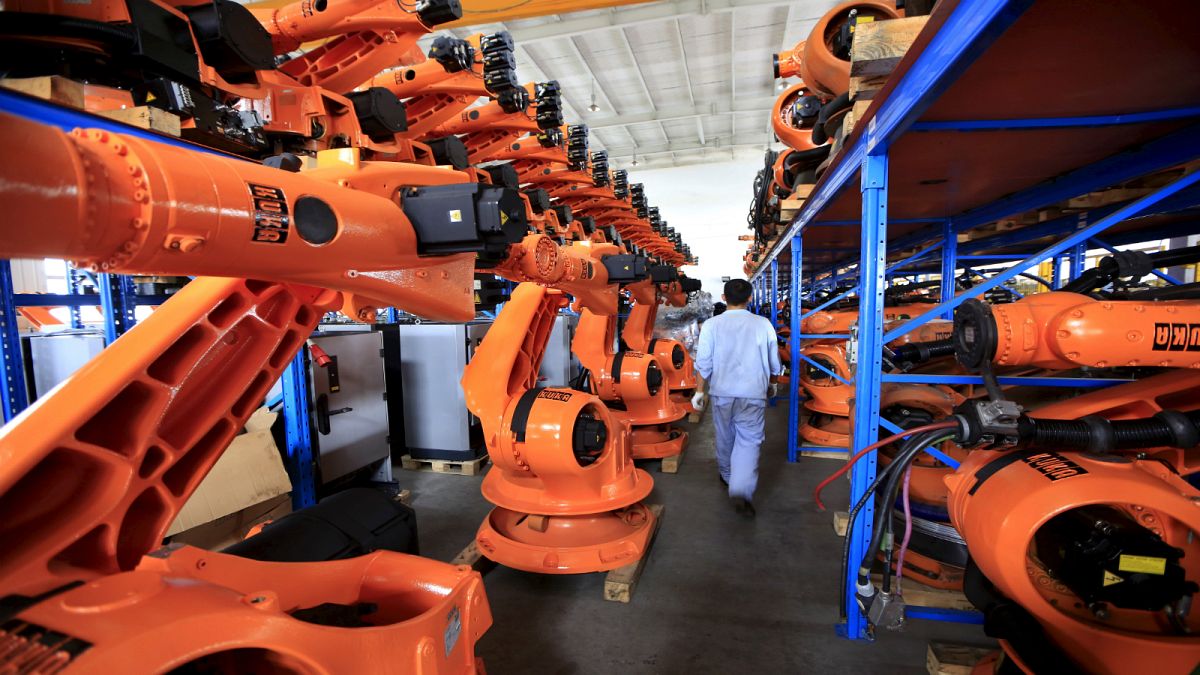 الإنسان الآلي يصنع أجهزة روبوت في مصنع جديد بالصين
