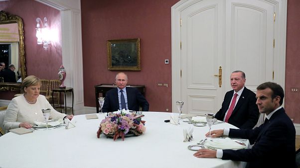 Rússia, França, Turquia e Alemanha decidem criar grupo para nova Constituição síria Rússia, França, Turquia e Alemanha decidem criar grupo para nova Constituição síria