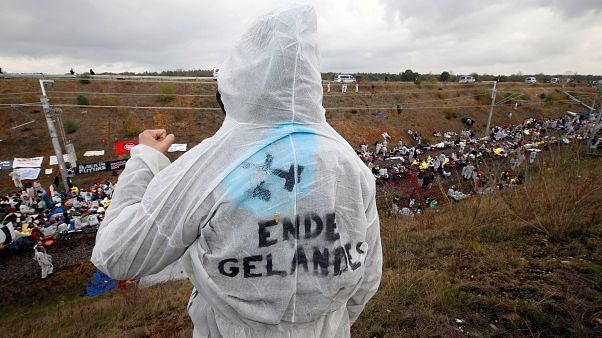 6.500 Umweltschützer blockieren Kohlebahn und Bagger am Hambacher Forst 6.500 Umweltschützer blockieren Kohlebahn und Bagger am Hambacher Forst