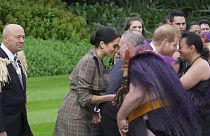 شاهد: الأمير هاري وميغان يؤديان تحية "هونغي" خلال زيارتهما لنيوزيلندا