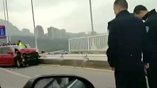 مقتل شخصين إثر سقوط حافلة من أعلى الجسر في نهر يانغتسي الصيني