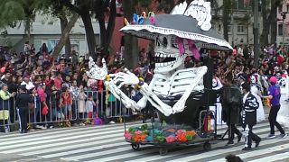 Парад скелетов в Мехико