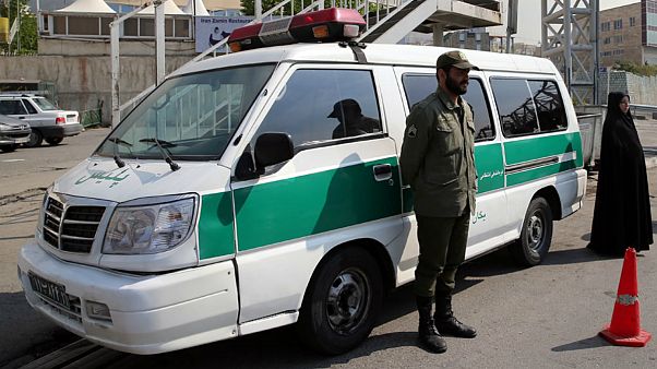 اقدام به زیر گرفتن دختر دانشجو توسط خودروی گشت ارشاد؛ دانشگاه آزاد تکذیب کرد اقدام به زیر گرفتن دختر دانشجو توسط خودروی گشت ارشاد؛ دانشگاه آزاد تکذیب کرد