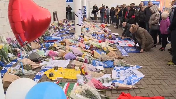 Adeptos do Leicester choram dono do clube Adeptos do Leicester choram dono do clube