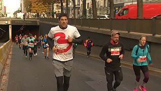 Vítima de atentado terrorista corre na maratona de Bruxelas