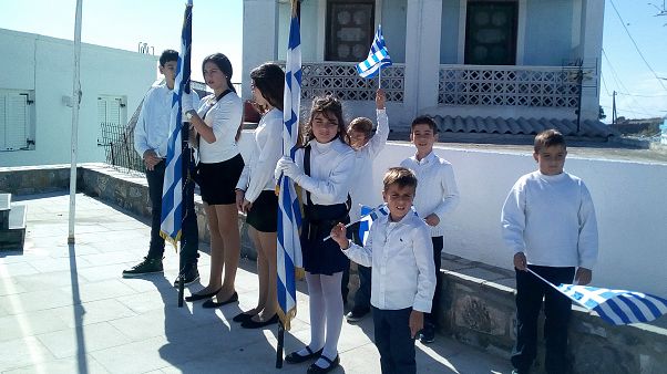 Αγαθονήσι: Συγκίνηση για την παρέλαση των οκτώ μαθητών Αγαθονήσι: Συγκίνηση για την παρέλαση των οκτώ μαθητών
