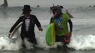 شاهد: ركوب الأمواج وسط أجواء احتفالية بالهالوين في كاليفورنيا