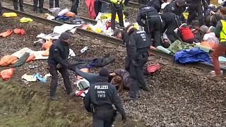 شاهد: إلقاء القبض على متظاهرين افترشوا قضبان قطار في ألمانيا