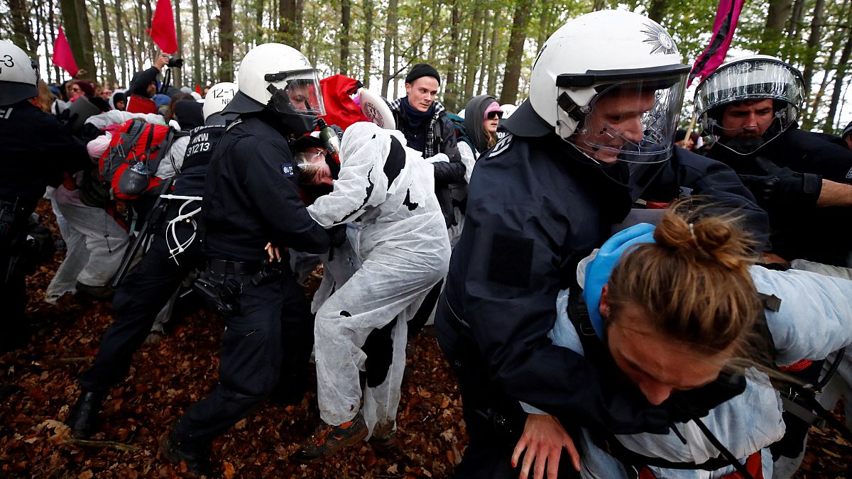 Ativistas e polícia em choque na floresta milenar de Hambach