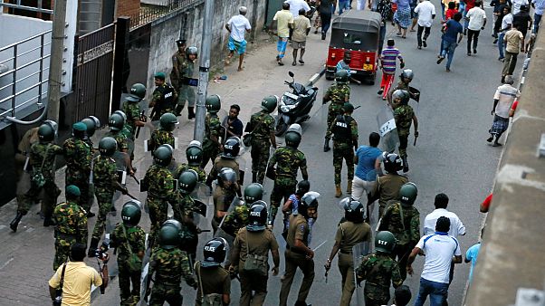 Sri Lanka'da başbakanın görevden alınmasıyla başlayan siyasi kriz derinleşiyor Sri Lanka'da başbakanın görevden alınmasıyla başlayan siyasi kriz derinleşiyor