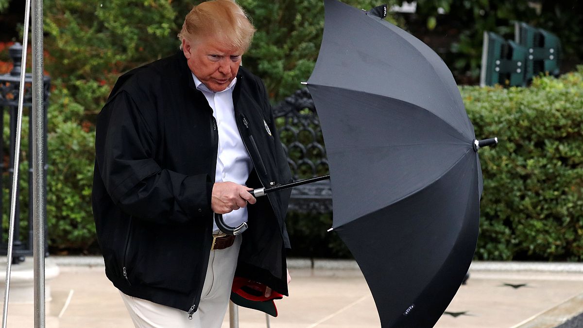 شاهد: هل فعلاً لا يُحسن ترامب استخدام المظلة؟