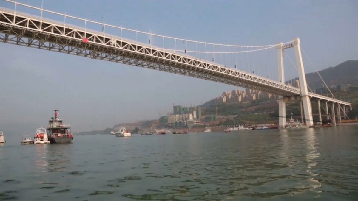 الصين: سيارة تسير عكس الاتجاه تطيح بحافلة ركاب من علو 60 متراً نحو النهر  