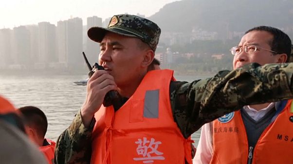 Cina: bus si ribalta e cade in un fiume Cina: bus si ribalta e cade in un fiume