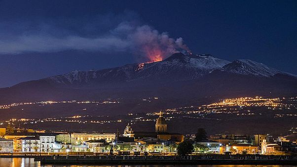 Akdeniz'de tsunami korkusu: Etna Yanardağı denize sürükleniyor Akdeniz'de tsunami korkusu: Etna Yanardağı denize sürükleniyor