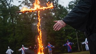 Kuzey İrlanda'da cami önünde Ku Klux Klan kıyafetleriyle poz veren gruba inceleme