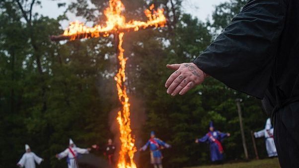 Kuzey İrlanda'da cami önünde Ku Klux Klan kıyafetleriyle poz veren gruba inceleme Kuzey İrlanda'da cami önünde Ku Klux Klan kıyafetleriyle poz veren gruba inceleme