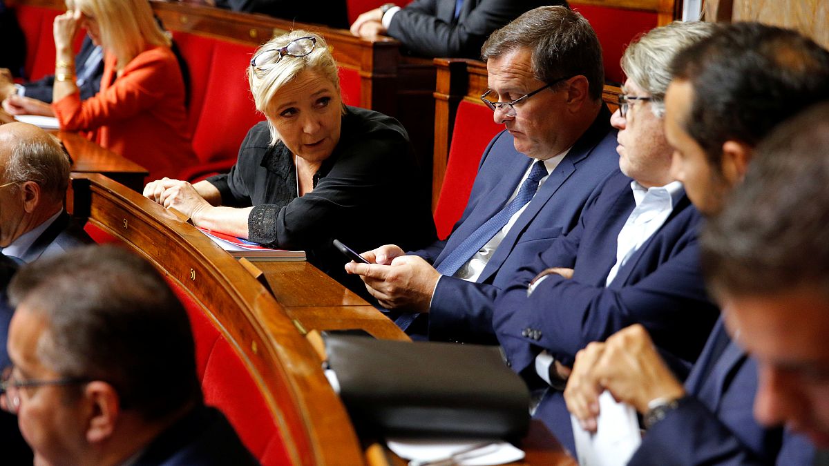 Le Pen señala a Macron como su adversario 