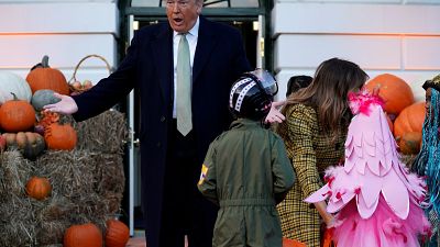 Beyaz Saray'ı 'cadılar' bastı: Donald ve Melania Trump çocuklara şeker dağıttı